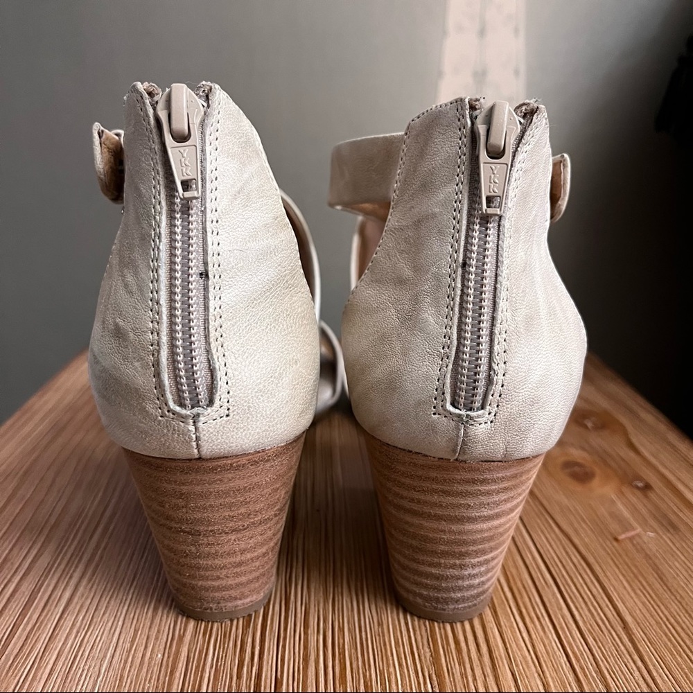 Soft sandals size 9.5 - Picture 2 of 7
